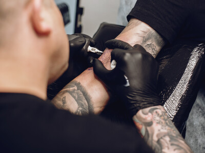man-doing-tattoo-in-tattoo-salon.jpg